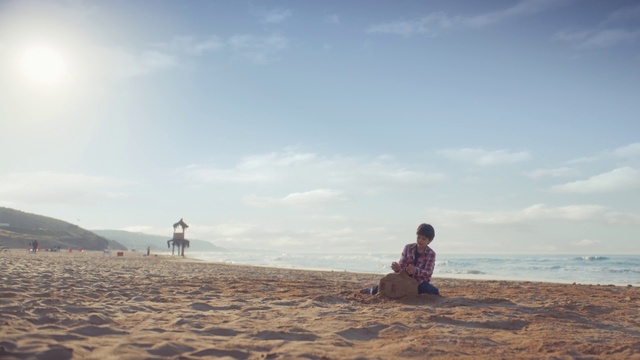 Video Reference: Cloud, Sky, People on beach, People in nature, Water, Standing, Coastal and oceanic landforms, Happy, Sunlight, Beach