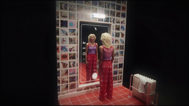 Video Reference: Entertainment, Fashion design, Performing arts, Event, Fun, Magenta, Visual arts, Eyewear, Room, Stage