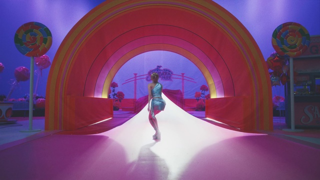 Video Reference: Purple, Entertainment, Pink, Violet, Leisure, Fun, Magenta, Red, Stage, Performing arts