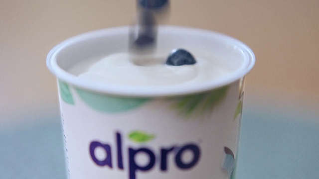 Video Reference: Drinkware, Cup, Drink, Lid, Cup, Coffee cup, Font, Serveware, Plastic, Small appliance