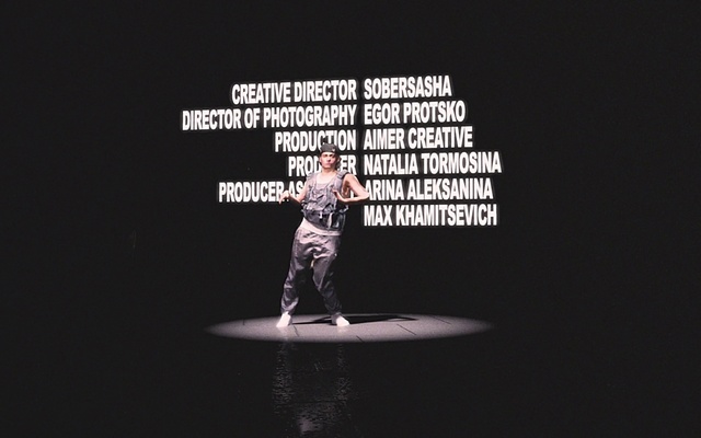 Video Reference: Flash photography, Performing arts, Entertainment, Font, Choreography, Event, Music, T-shirt, Darkness, Performance art