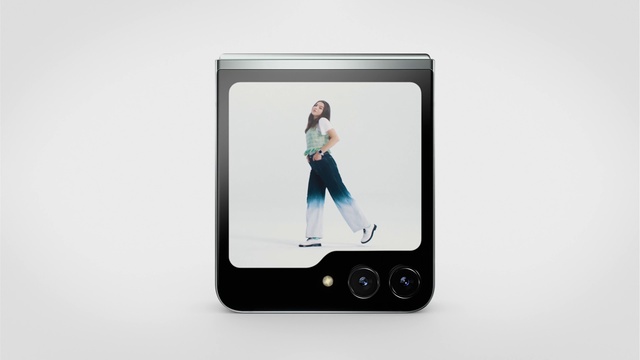 Video Reference: Hand, Mobile phone, Arm, Telephony, Human body, Mobile device, Portable communications device, Communication Device, Output device, Gesture