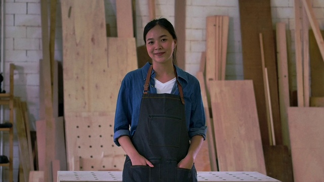 Video Reference: Sleeve, Collar, Dress shirt, Wood, Street fashion, Smile, Event, Happy, White-collar worker, Electric blue