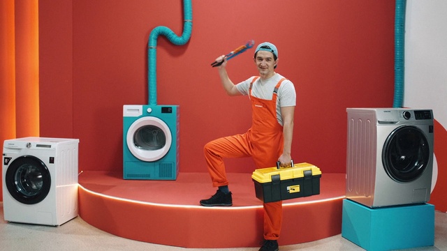 Video Reference: Public address system, Audio equipment, Yellow, Floor, Entertainment, Knee, Technology, Beauty, Flooring, Loudspeaker