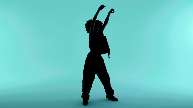 Video Reference: Sleeve, Flash photography, Gesture, People in nature, Elbow, Knee, Electric blue, Performing arts, Happy, Balance