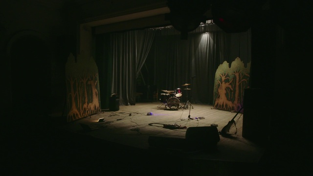 Video Reference: Curtain, Performing arts, Entertainment, Event, Darkness, Theater curtain, Performing arts center, Performance art, Musical instrument accessory, Room