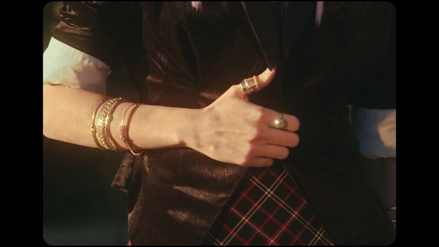 Video Reference: Tartan, Sleeve, Gesture, Finger, Thumb, Nail, Wrist, Plaid, Tints and shades, Pattern
