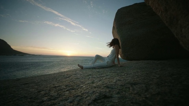Video Reference: Sky, Cloud, Atmosphere, Water, Leg, People in nature, Azure, Flash photography, Sunlight, Happy