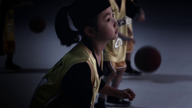 Video Reference: Arm, Flash photography, Entertainment, Hat, Audio equipment, Sports equipment, Sun hat, Performing arts, Event, Darkness