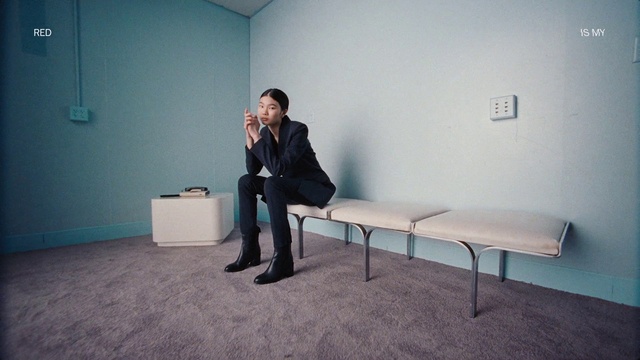 Video Reference: Comfort, Standing, Interior design, Grey, Flooring, Floor, Wall, Leisure, Sitting, Event