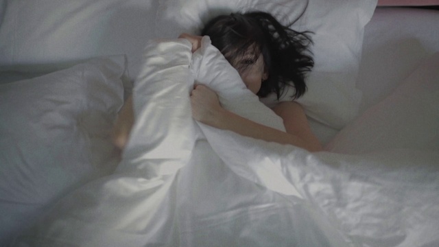 Video Reference: Hand, Arm, Leg, Comfort, Dress, Human body, Flash photography, Gesture, Finger, Happy