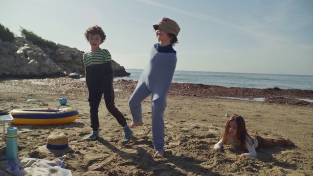 Video Reference: Sky, Water, People on beach, People in nature, Hat, Gesture, Body of water, Beach, Coastal and oceanic landforms, Watercraft