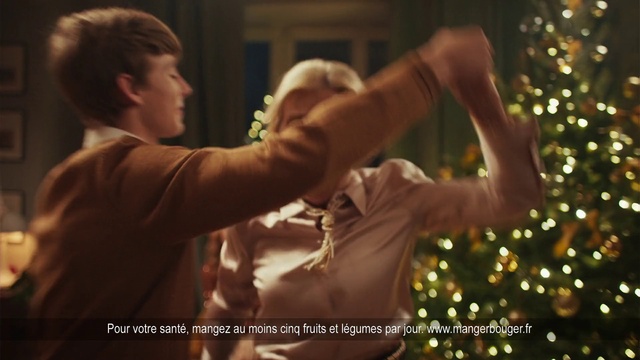 Video Reference: Hand, Christmas tree, Gesture, Happy, Christmas ornament, Flash photography, Event, People in nature, Entertainment, Fun