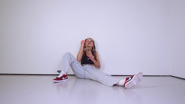 Video Reference: Flash photography, Sleeve, Knee, Thigh, Sportswear, Elbow, Flooring, Fashion design, Foot, Human leg