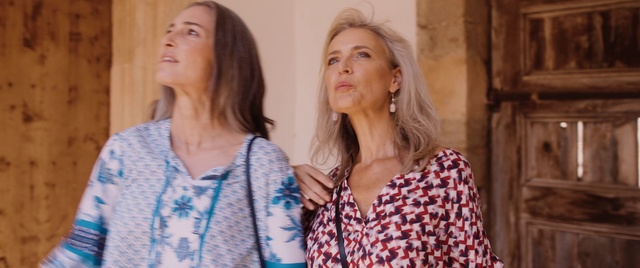 Video Reference: Shoulder, Fashion, Sleeve, Happy, Gesture, Fashion design, People, Beauty, Event, Fun