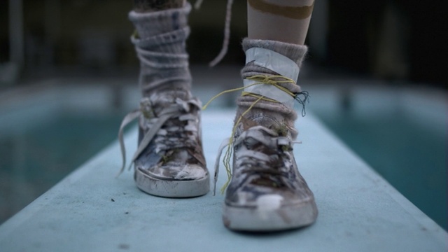 Video Reference: Shoe, Leg, Human body, Outdoor shoe, Street fashion, Grey, Thigh, Walking shoe, Sportswear, Knee