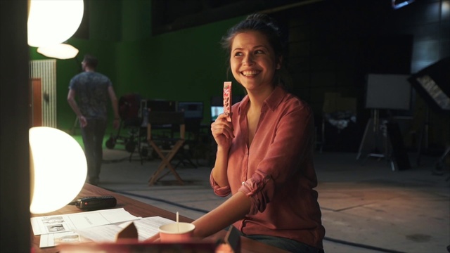 Video Reference: White, Smile, Lamp, Audio equipment, Chair, Event, Entertainment, Fun, Musician, Conversation