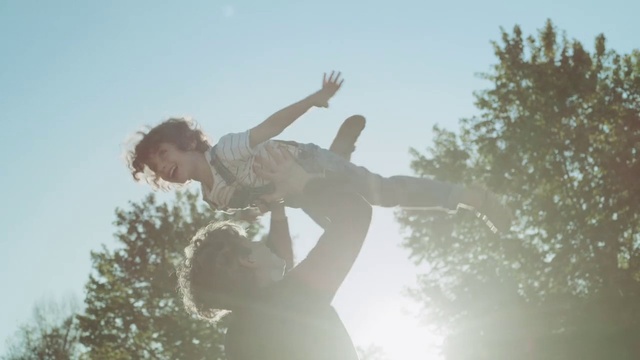 Video Reference: Sky, Tree, People in nature, Cloud, Flash photography, Gesture, Happy, Atmospheric phenomenon, Elbow, Grass