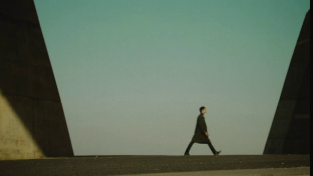 Video Reference: Sky, Horizon, Tints and shades, Landscape, Road, Rectangle, Road surface, Asphalt, Backlighting, Shadow