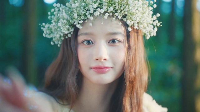 Video Reference: Plant, Flower, Leaf, Flash photography, People in nature, Happy, Petal, Sunlight, Eyelash, Grass