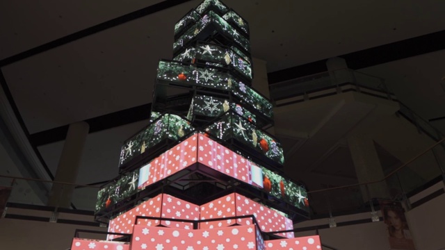 Video Reference: Building, Christmas decoration, Triangle, Facade, Event, City, Holiday, Christmas, Darkness, Symmetry