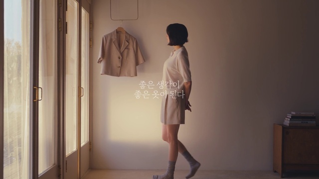 Video Reference: Joint, Shoulder, Fashion, Neck, Sleeve, Waist, Standing, Knee, Grey, Thigh