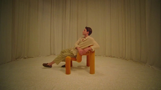 Video Reference: Comfort, Flash photography, Wood, Knee, Entertainment, Performing arts, Chair, Tints and shades, Flooring, Event