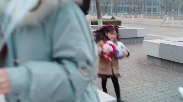 Video Reference: Hairstyle, Street fashion, Travel, Tree, Public space, Luggage and bags, Leisure, Bag, Thigh, Fun