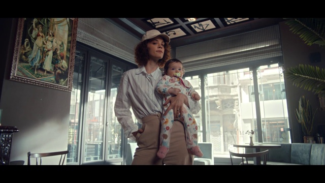 Video Reference: Flash photography, Standing, Gesture, Interaction, Fun, Entertainment, Fashion design, Event, Baby, Performing arts