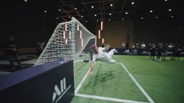 Video Reference: Sports equipment, Player, Racquet sport, Chair, Competition event, Field house, Championship, Leisure, Net, Sports