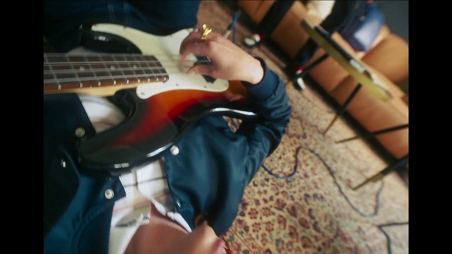 Video Reference: Hand, Musician, Musical instrument, Guitar, String instrument accessory, String instrument, String instrument, Musical instrument accessory, Guitar accessory, Guitarist