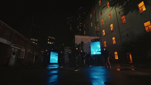 Video Reference: Building, Electricity, Entertainment, Automotive lighting, Landmark, Gas, City, Metropolis, Metropolitan area, Midnight