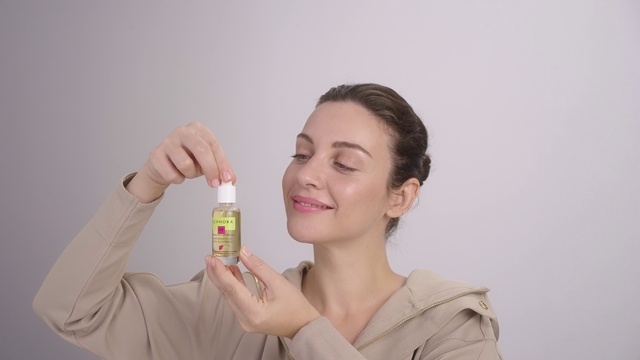 Video Reference: Skin, Smile, Lip, Hand, Eyebrow, Shoulder, Eyelash, Neck, Ear, Gesture