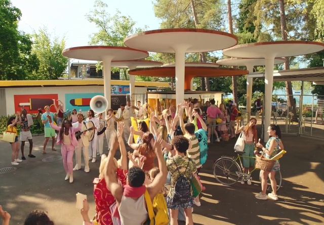 Video Reference: Tree, Shorts, Plant, Leisure, Public space, Fun, Shade, Tire, Crowd, Event