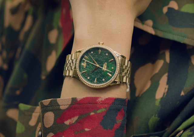 Video Reference: Joint, Head, Eye, Dress, Textile, Neck, Sleeve, Camouflage, Clock, Wrist