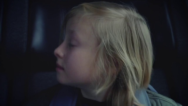 Video Reference: Cheek, Eyelash, Neck, Flash photography, Jaw, Ear, Step cutting, Long hair, Layered hair, Electric blue