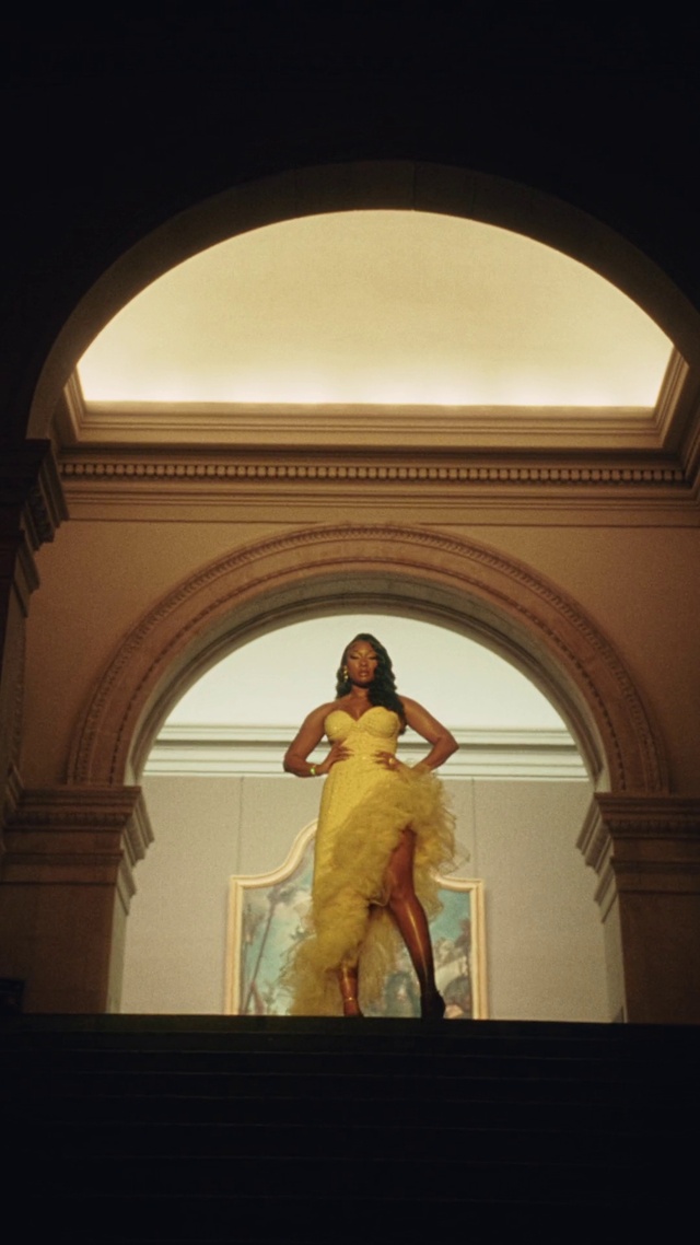 Video Reference: Building, Temple, Lighting, Sculpture, Art, Tints and shades, Religious item, Performing arts, Symmetry, Event
