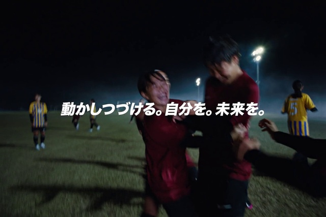 Video Reference: Flash photography, Gesture, Shorts, Entertainment, Event, Leisure, Recreation, Midnight, T-shirt, Darkness