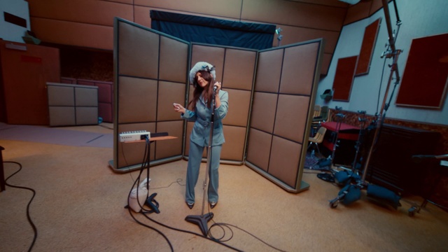 Video Reference: Mammal, Flooring, Floor, Audio equipment, Technology, Microphone stand, Event, Fun, Machine, Tripod