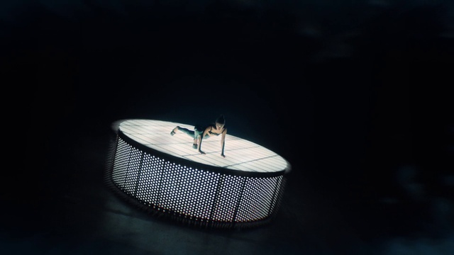 Video Reference: Entertainment, Performing arts, Event, Circle, Font, Electric blue, Net, Darkness, Glass, Performance