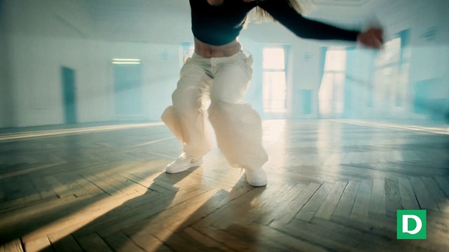 Video Reference: Leg, Flash photography, Human body, Shorts, Standing, Thigh, Waist, Knee, Gesture, Flooring