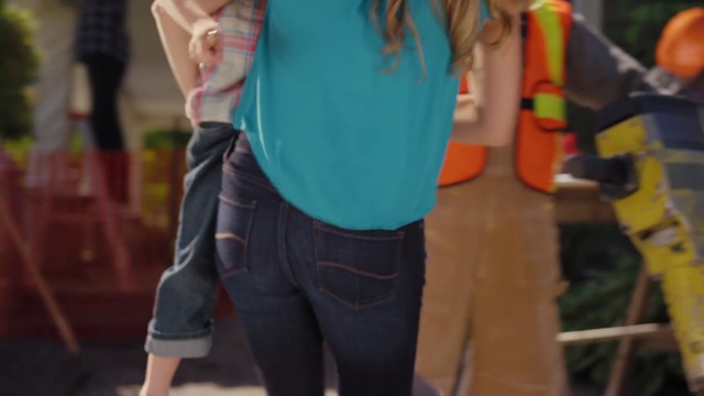 Video Reference: Shoulder, Sleeve, Standing, Street fashion, Waist, Gesture, Thigh, Sportswear, Luggage and bags, Sunglasses
