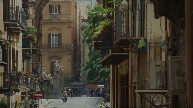 Video Reference: Daytime, Building, Infrastructure, Window, Architecture, Biome, Neighbourhood, Urban design, Public space, Wall