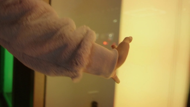 Video Reference: Human body, Sleeve, Gesture, Finger, Wood, Thumb, Wrist, Nail, Elbow, Human leg