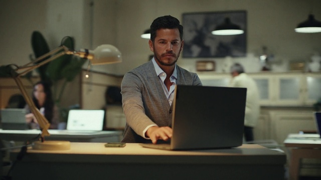 Video Reference: Computer, Personal computer, Microphone, Laptop, Table, Audio equipment, White-collar worker, Event, Output device, Electronic device