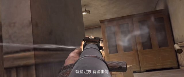 Video Reference: first-person, video game, rifle, shooting, indoors, hallway, wooden door, smoke, combat, weapon, subtitle, Chinese text, aiming, FPS