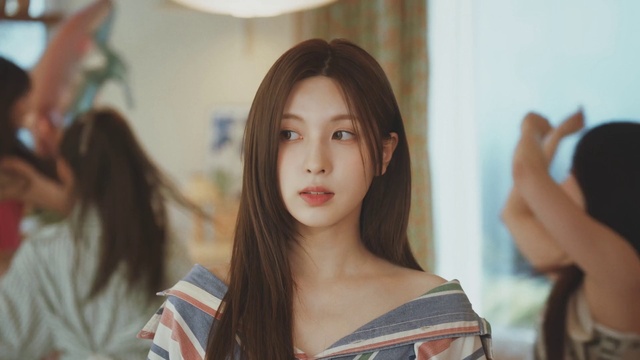 Video Reference: Skin, Eyebrow, Gesture, Eyelash, Black hair, Happy, Fashion design, Long hair, Fun, Layered hair