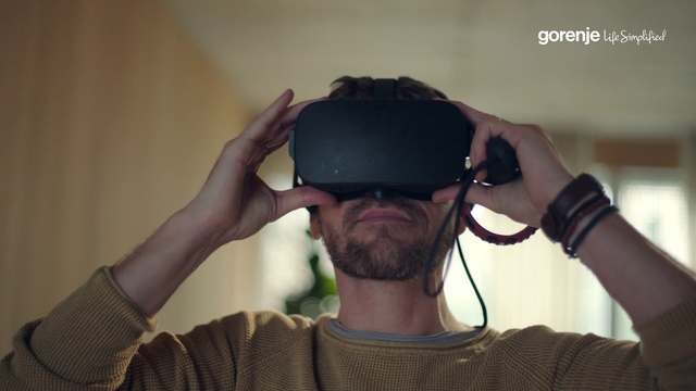 Video Reference: Forehead, Chin, Hand, Arm, Eyebrow, Vision care, Beard, Photographer, Eyewear, Flash photography