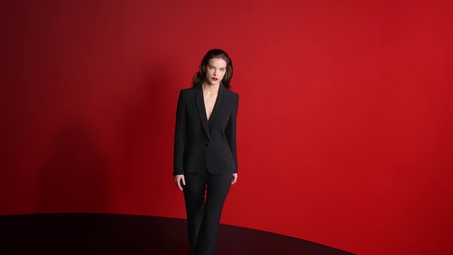 Video Reference: Flash photography, Sleeve, Pantsuit, Blazer, Fashion design, Formal wear, Suit, Flooring, Event, Magenta