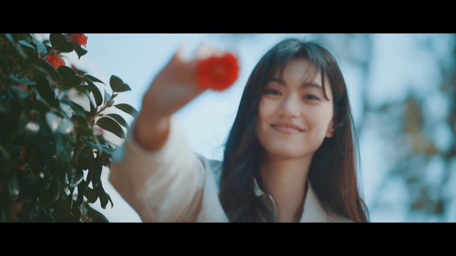 Video Reference: Skin, Lip, Smile, Plant, Flash photography, Happy, Eyelash, Gesture, Petal, People in nature